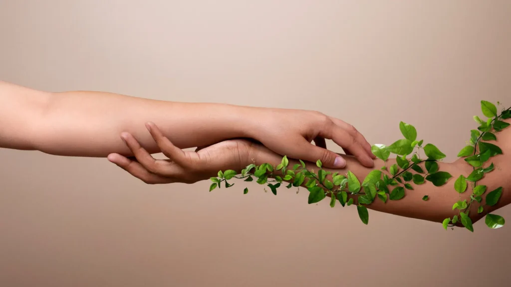 Manos y brazos de mujer entralazados en un fondo minimalista y claro con flores enredadas