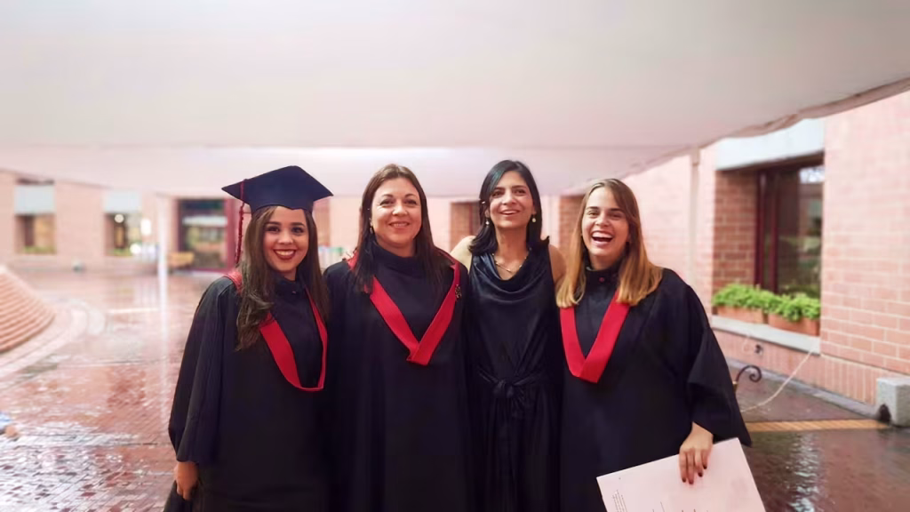 Profesionales de Pielconsciencia posando en la graducación